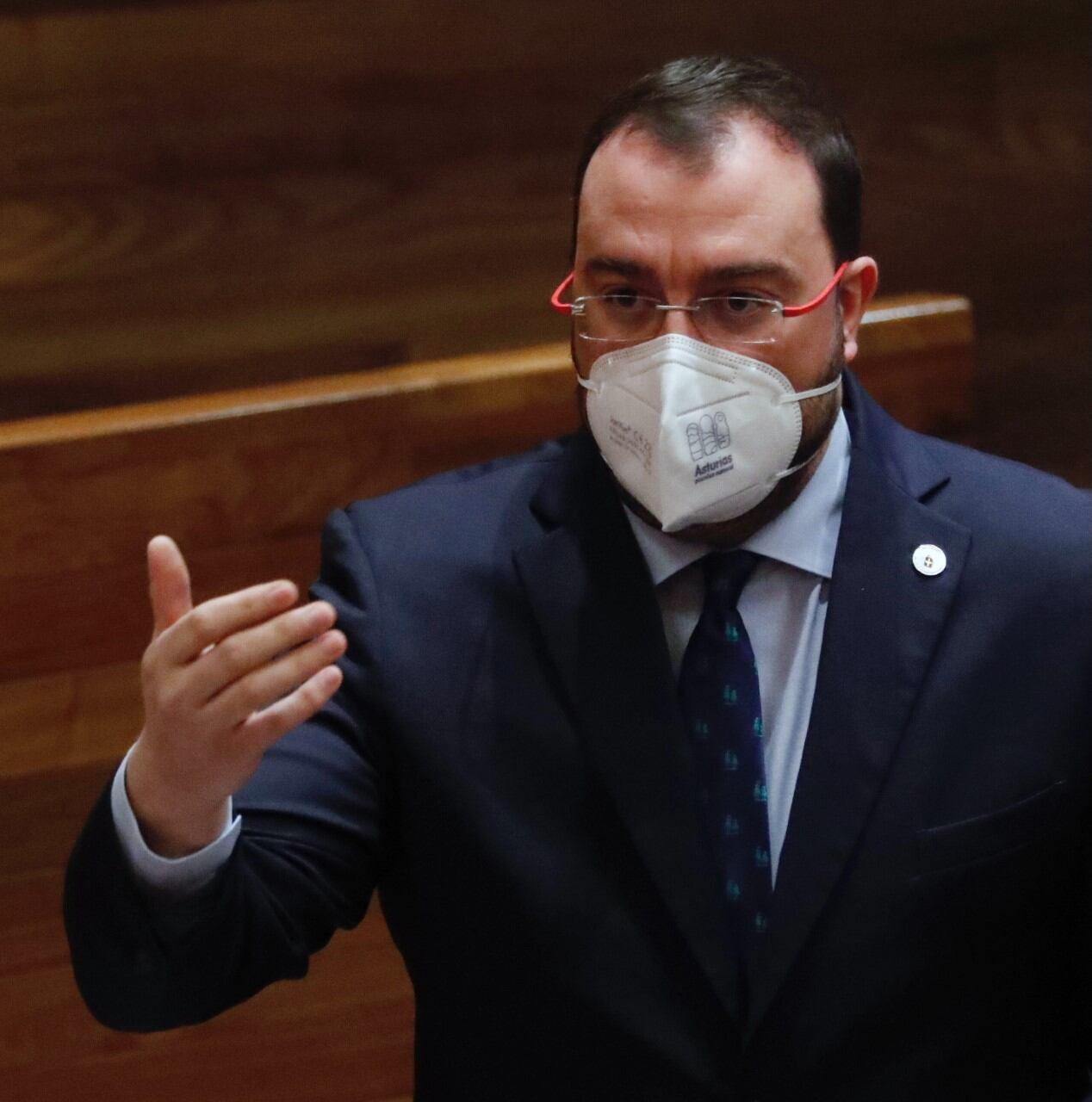 Adrián Barbón durante una intervención en la Junta.