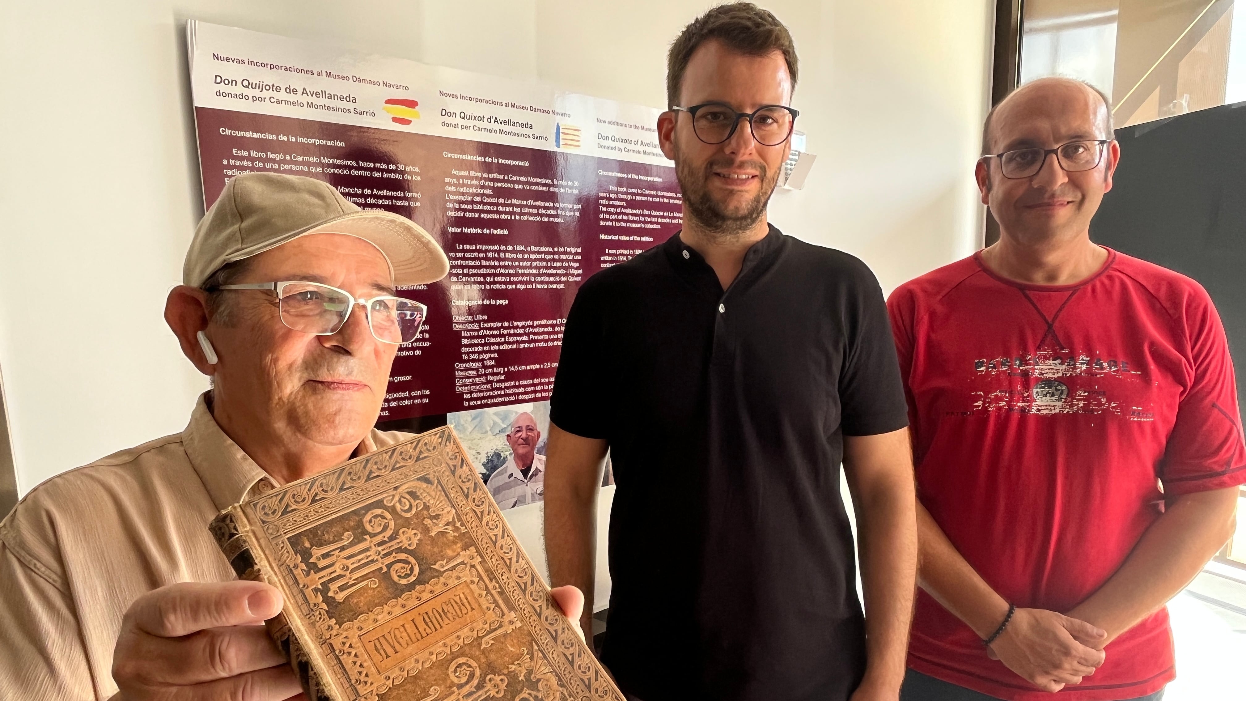 Carmelo Montesinos, donador del ejemplar, Fernando Portillo, concejal de Cultura y Patrimonio de Petrer y Fernando Tendero, director del museo Dámaso Navarro en la donación del libro del Quijote.