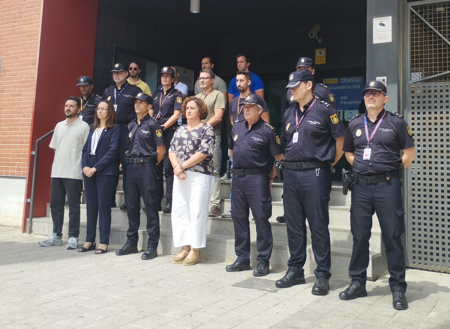 Representantes de la Delegación del Gobierno y la Policía Nacional guardan un minuto de silencio por el policía fallecido en Andújar