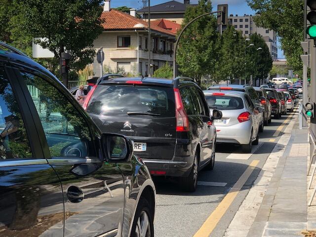 El verano pasado Irun sufrió varios atascos de tráfico como consecuencia del gran paso de vehículos en verano