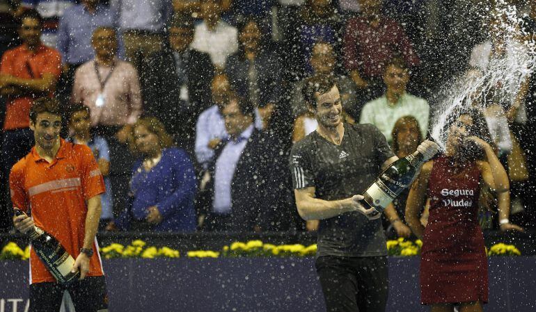 GRA266. VALENCIA, 26/10/2014.- El tenista británico Andy Murray (d) celebra su victoria con cava tras haber vencido a Tommy Robredo (i) en el partido de la final del Valencia Open 500 disputado en la Ciudad de las Artes y las Ciencias. EFE/Kai Försterling