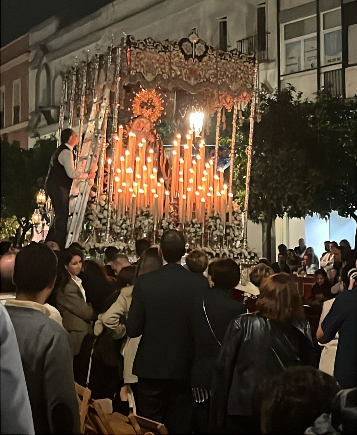 Uno de los varales del palio de la Virgen del Socorro se rompió durante la Carrera Oficial