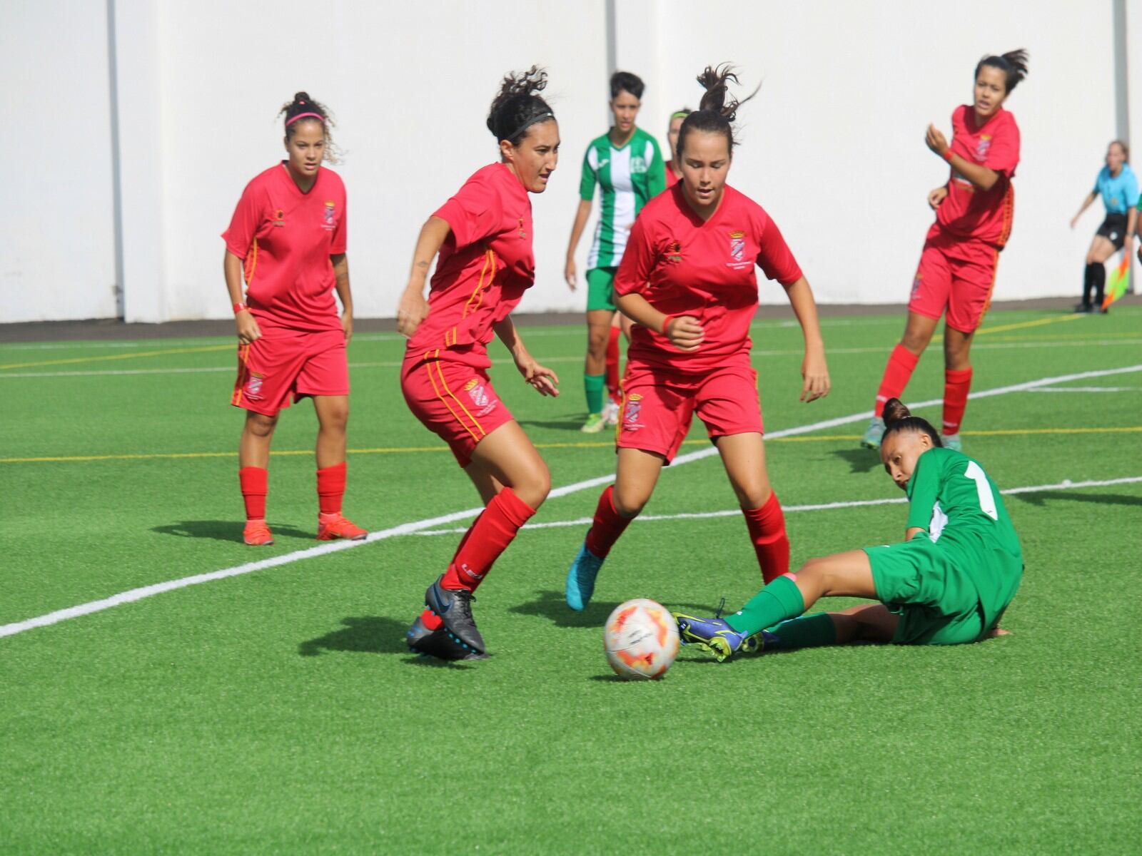 Jugadoras del FC Puerto del Carmen con el balón.