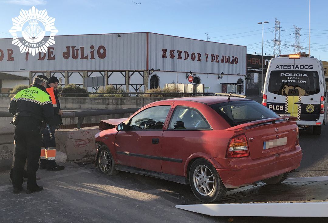 Un vehículo se sale de la vía y se empotra contra la rotonda de la Avenida Valencia y su conductor triplica tasa alcoholemia