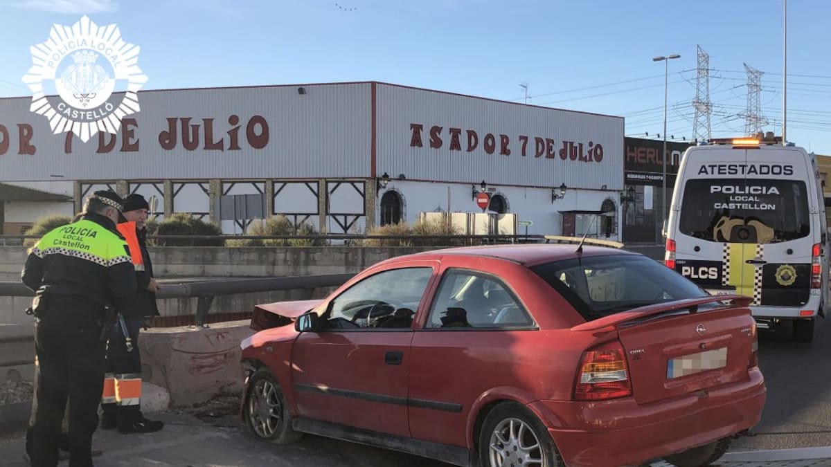 Un conductor triplica la tasa de alcoholemia y choca contra una rotonda en la Avenida Valencia
