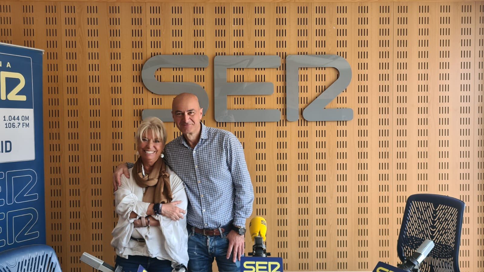 Raquel Blasco, junto a Carlos Flores, en los estudios de Radio Valladolid