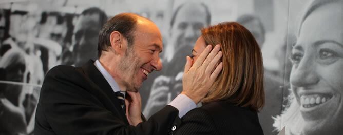 La ministra de Defensa, Carme Chacón, dedicó en campaña &quot;todos sus mimitos&quot; al por entonces candidato socialista a la Presidencia del Gobierno, Alfredo Pérez Rubalcaba, después de que éste se postulase como aspirante a liderar el Partido Socialista.