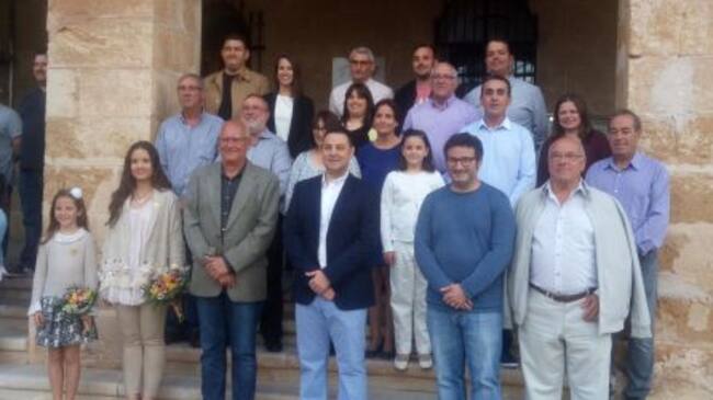 Junta Local Falleras con las FFMM y autoridades municipales.