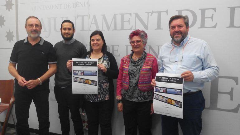 Presentación de la 'Escola de Cinema' en Dénia, con los concejales de Cultura y Juventud, Rafa Carrió y Cristina Morera, y los responsables de la Escuela. 
