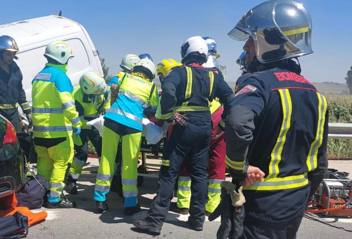 Uno de los conductores tuvo que ser rescatado por los bomberos, estabilizado por el personal del Summa 112 y trasladado en helicóptero al Hospital Doce de Octubre de Madrid.