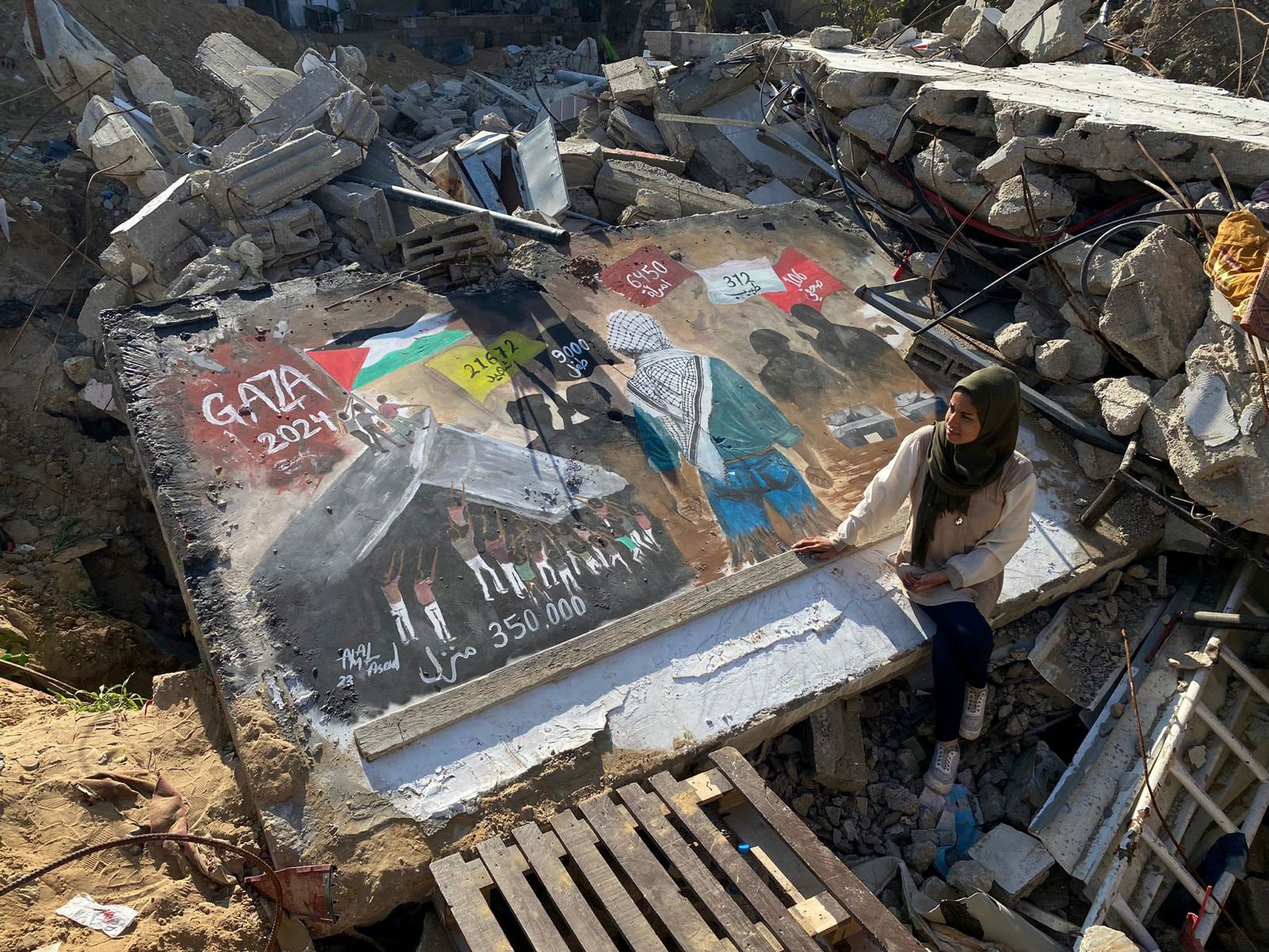 Las frías cifras de la guerra en Gaza las convierte la joven artista Amal Abu Al-Sabah en una pintura sobre las ruinas de los bombardeos en Rafah.