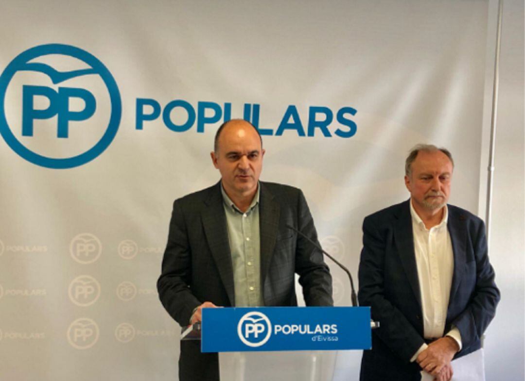 Vicent Marí, junto al portavoz del PP en el Consell, Mariano Juan