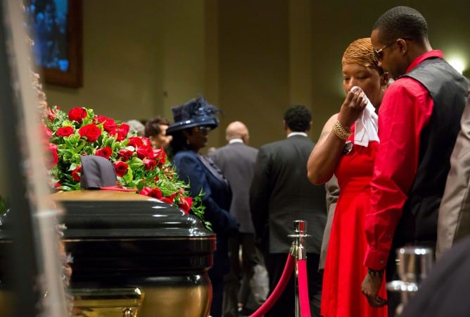 Familiares y amigos acuden al funeral del joven Brown en la Friendly Temple Missionary Baptist Church.