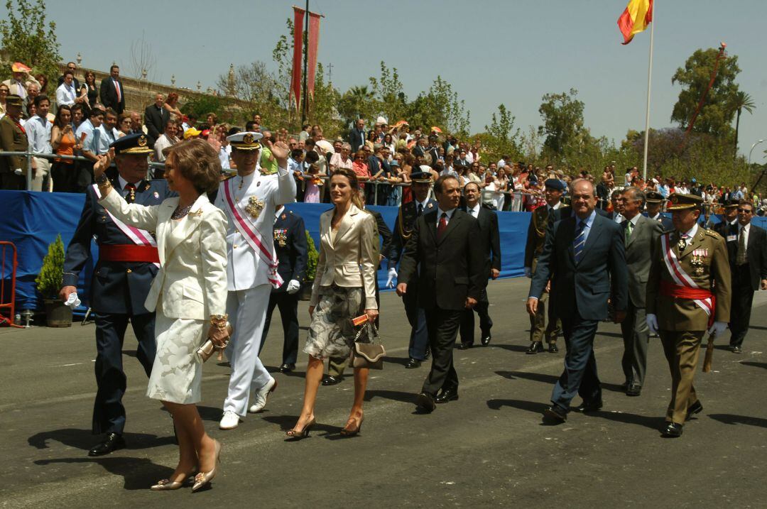 La Familia Real, el presidente de Andalucía y el ministro de Defensa, saludan al público en Sevilla al finalizar el desfile del Día de la Fuerzas Armadas (ARCHIVO)