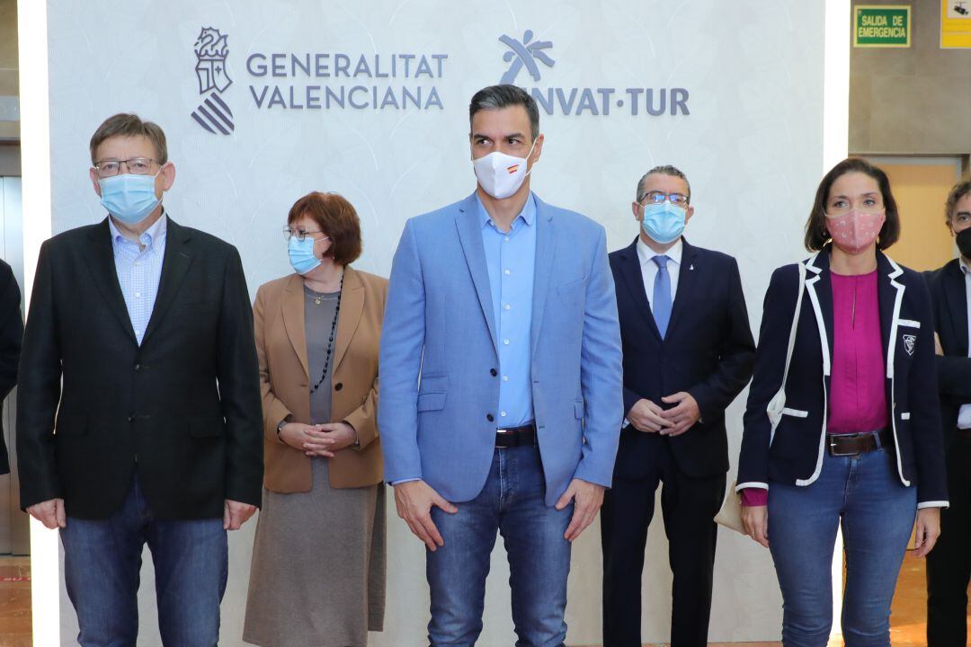 El president de la Generalitat, Ximo Puig; el presidente del Gobierno, Pedro Sánchez y la ministra de Turismo, Reyes Maroto. 