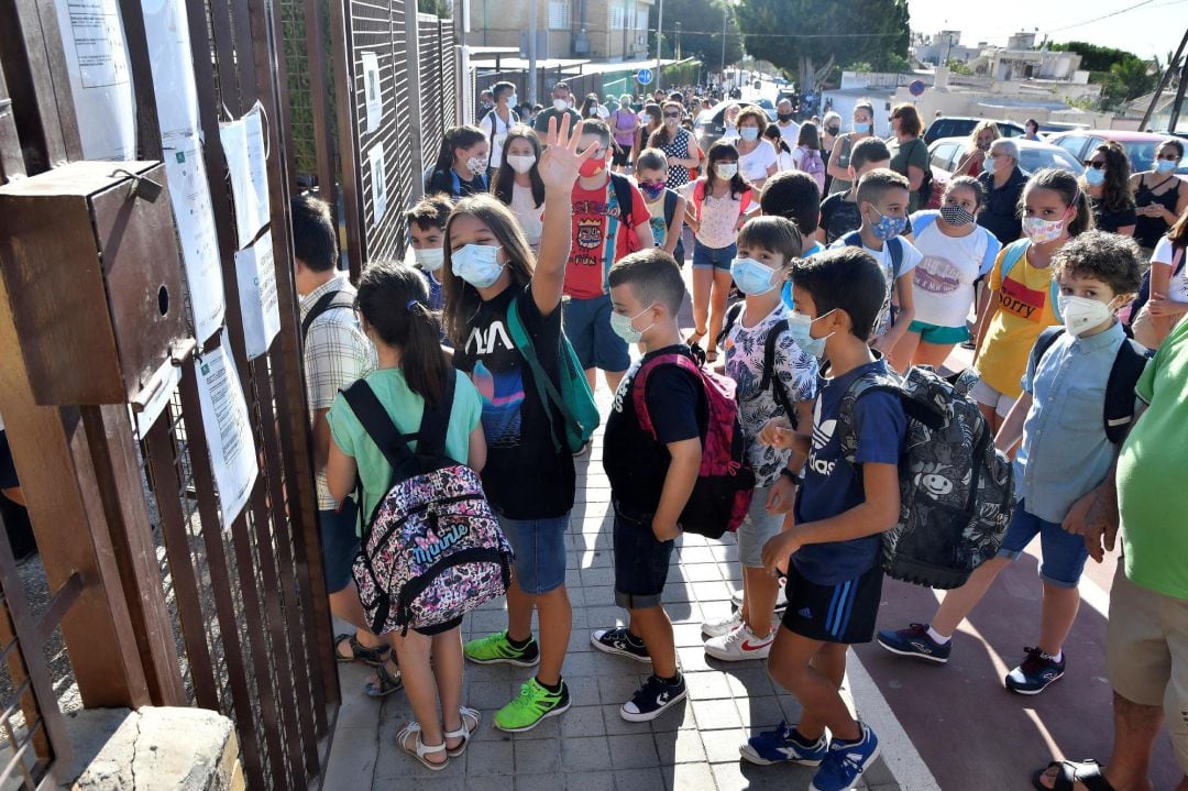 Alumnos esperando su turno para entrar un colegio. 