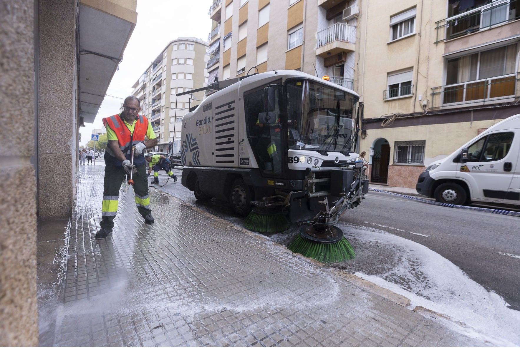 Un operario limpia la calle Sant Pere de Gandia.