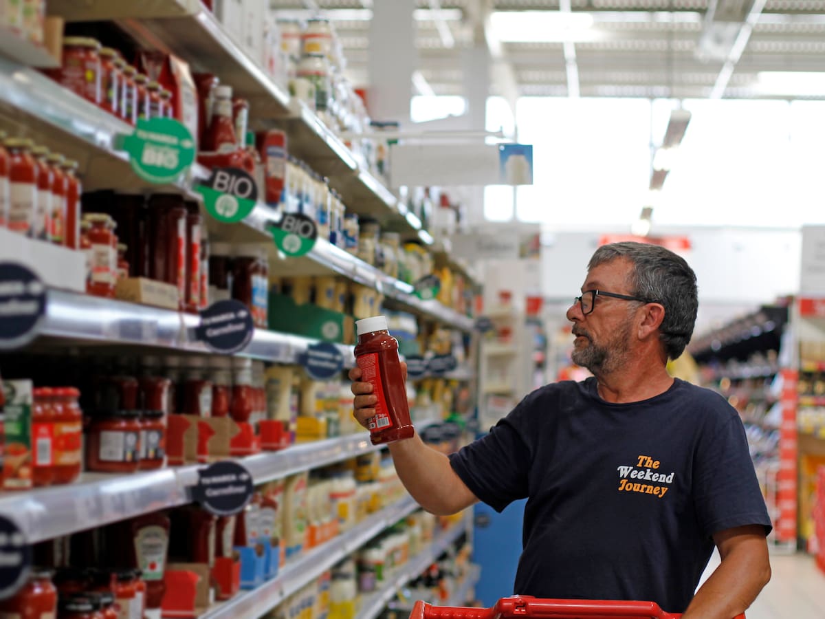 El alcalde que lleva gratis en su taxi a los vecinos para que hagan la compra en el pueblo más cercano