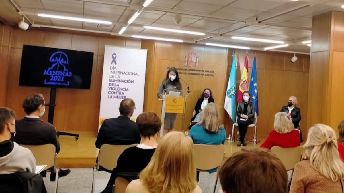 Alumnos do Instituto Eusebio da Guarda len a Pardo Bazán con motivo do 25 N