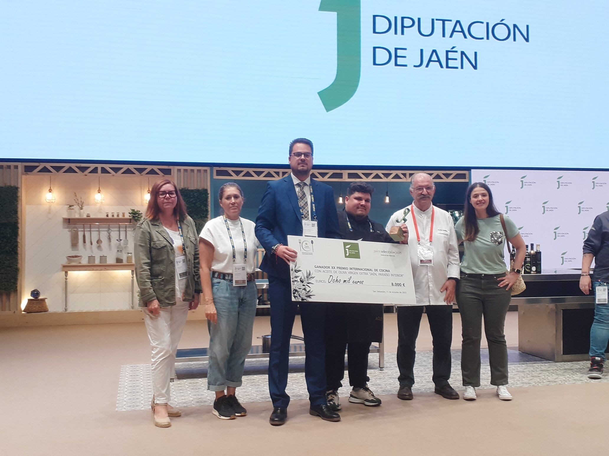 Juanjo Mesa, chef del Restaurante Radis de Jaén, recoge el diploma de ganador de las mano del diputado de Promoción y Turismo, Fran Lozano.