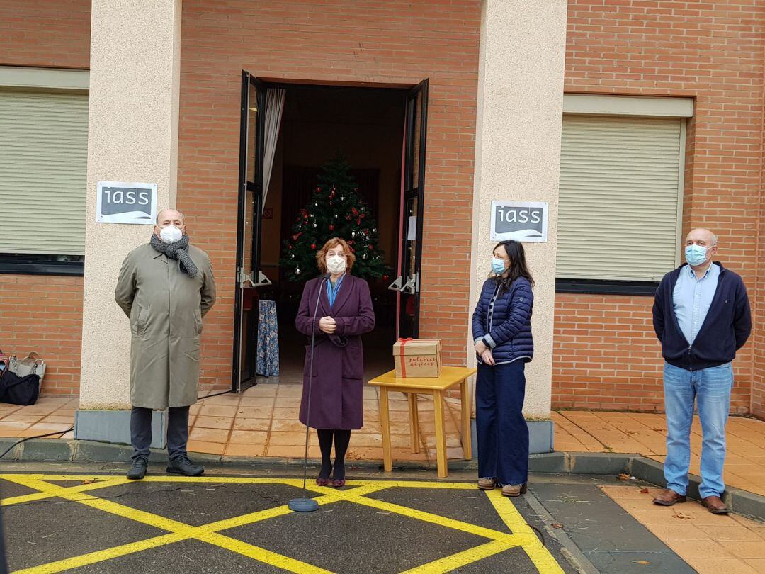 La consejera de Derechos Sociales, Mariví Broto, ha explicado, en el exterior de la Residencia Romareda, del IASS, las medidas para las residencias de ancianos en Navidad