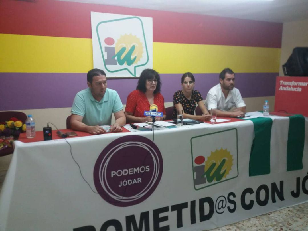 Momento de una rueda de presnsa conjunta de condejales de IU y Podemos