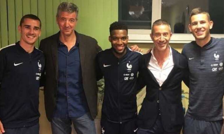 Griezmann, Lucas y Lemar posan con Gil Marín y Andrea Berta