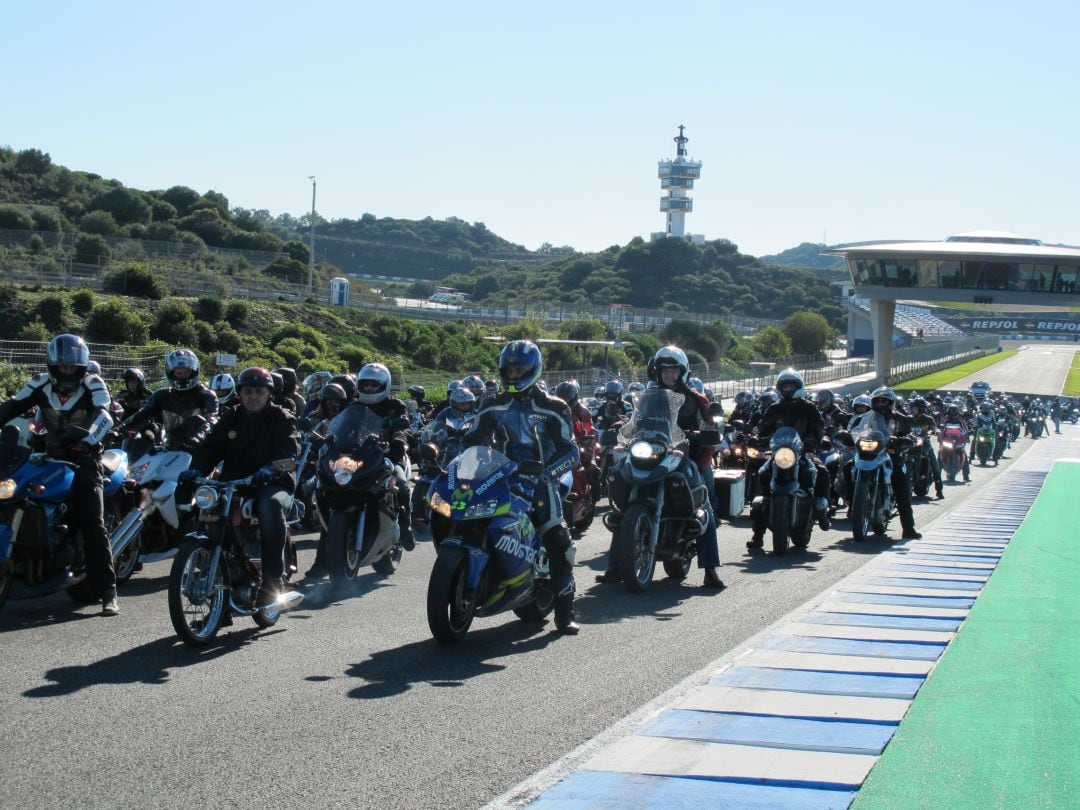 Aficionados rodando en el circuito de Jerez durante el Gran Premio de 2019