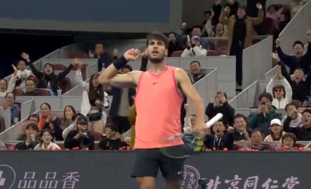 Carlos Alcaraz celebra un punto ante Jannik Sinner en la final del Open de China