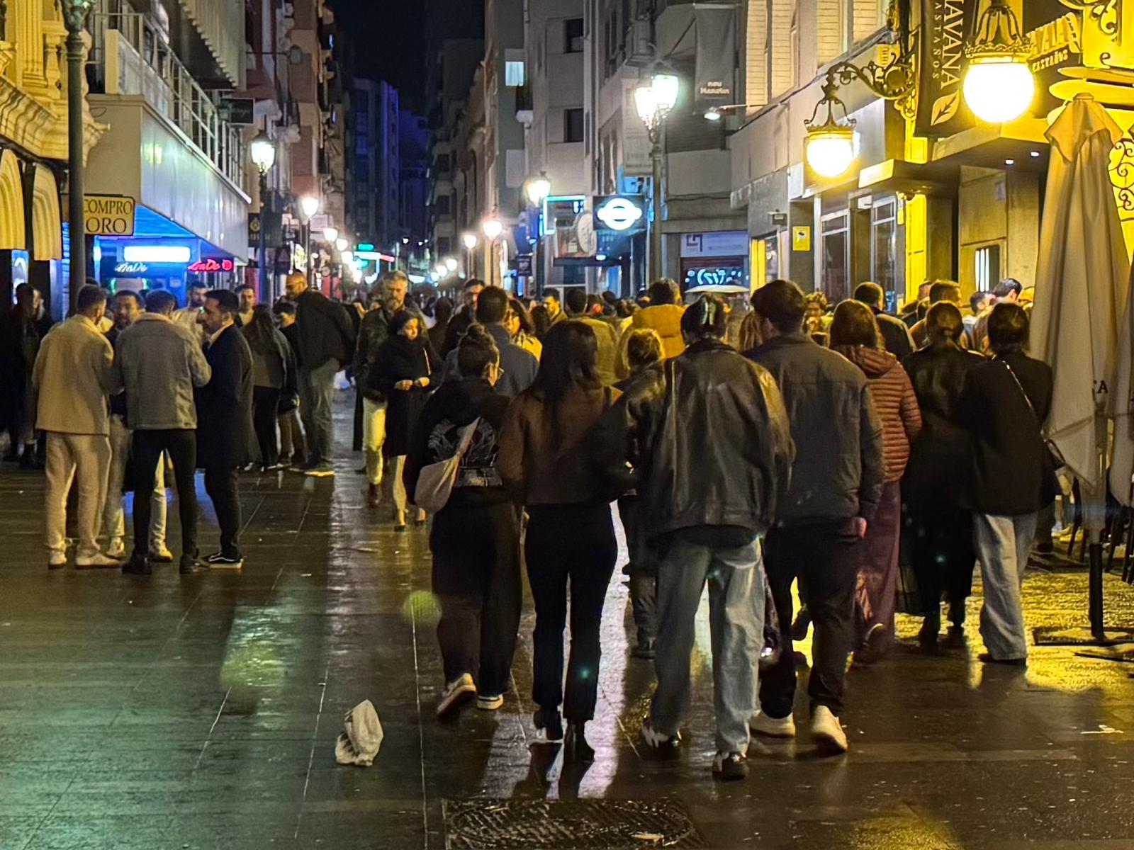 Imagen de archivo de gente paseando por el entorno de la calle Castaños