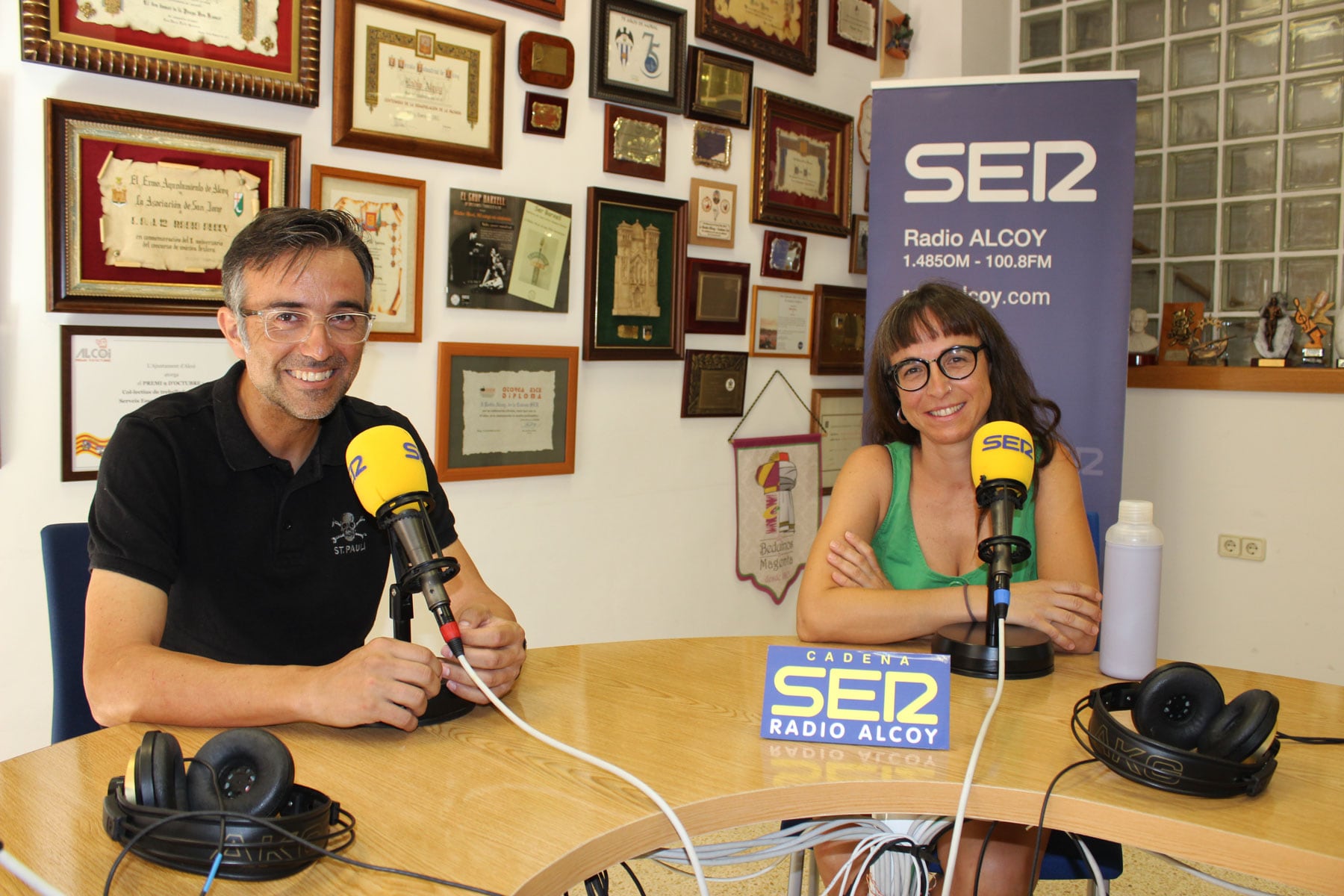 Lluís Català i Rebeca Sanjuan, en l'estudi central de Radio Alcoy