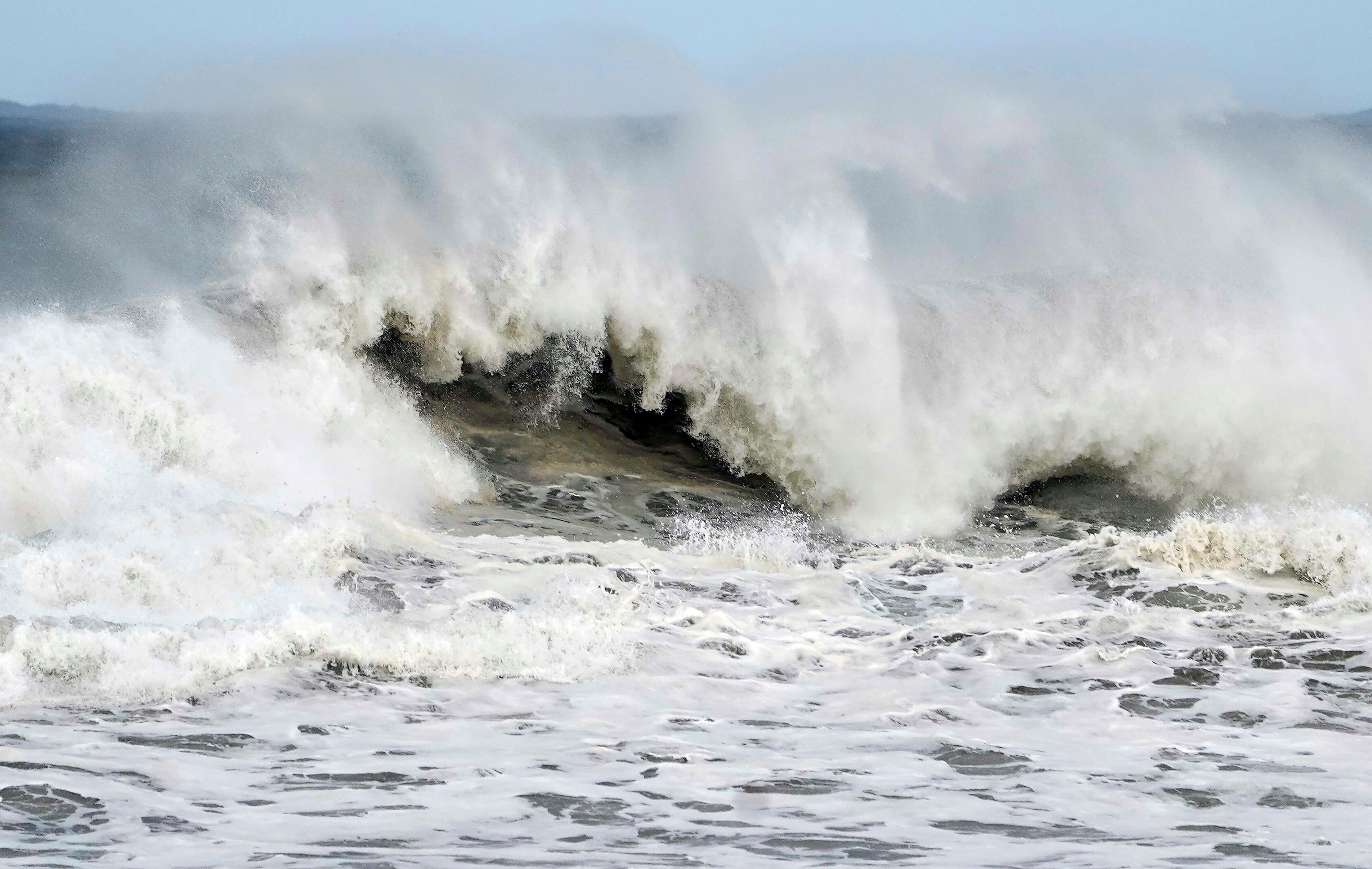 Olas que alcanzan los 6 metros en la Playa de San Lorenzo (Gijón).