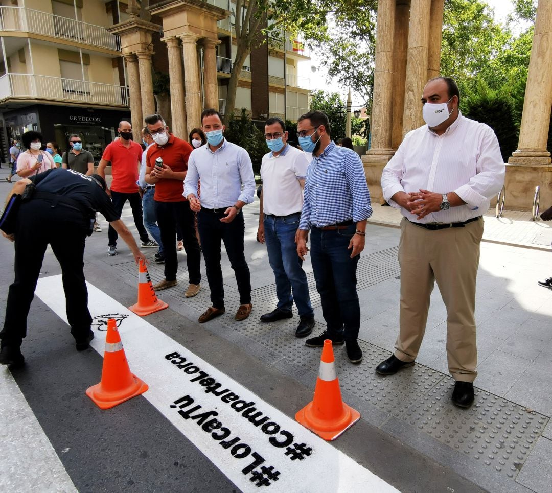 Mensajes pintados en los pasos de cebra invitan a comprar en Lorca