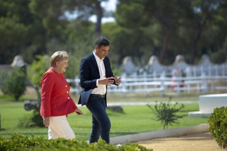 Imagen facilitada por Moncloa de la reunión entre Merkel y Sánchez