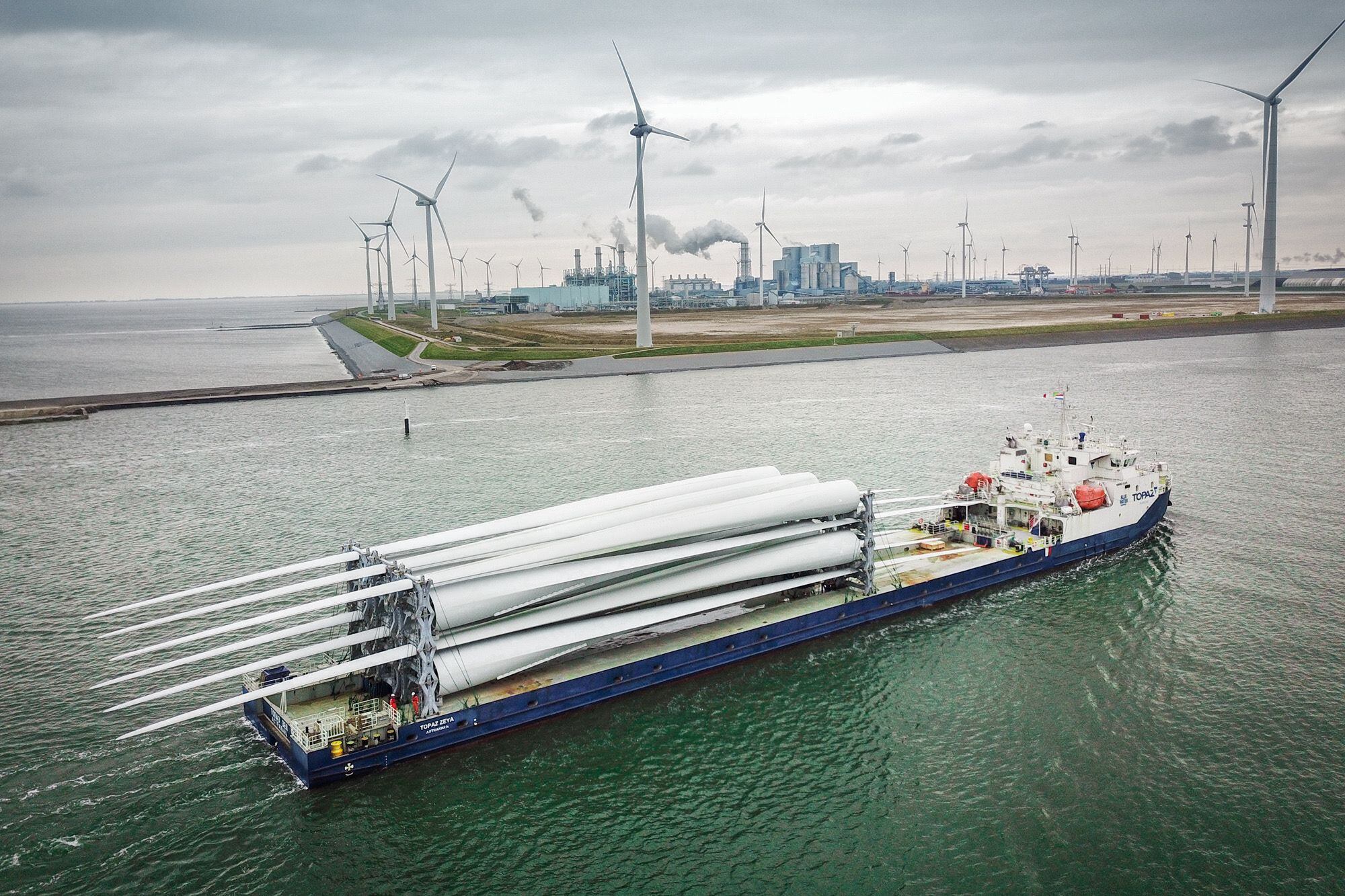 Llegada de generadores de viento a Eemshaven, Groningen (Países Bajos).