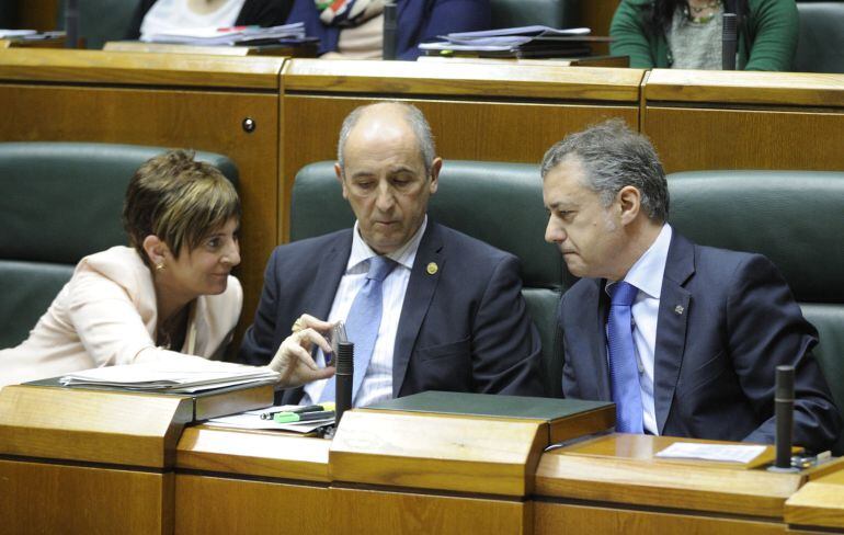 Tapia, Erkoreka y Urkullu conversan en el pleno del Parlamento vasco