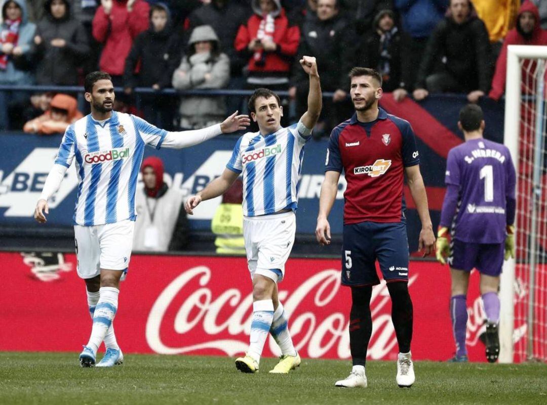 Mikel Oyarzabal celebra uno de los goles del equipo realista en el partido disputado en el Sadar ante Osasuna