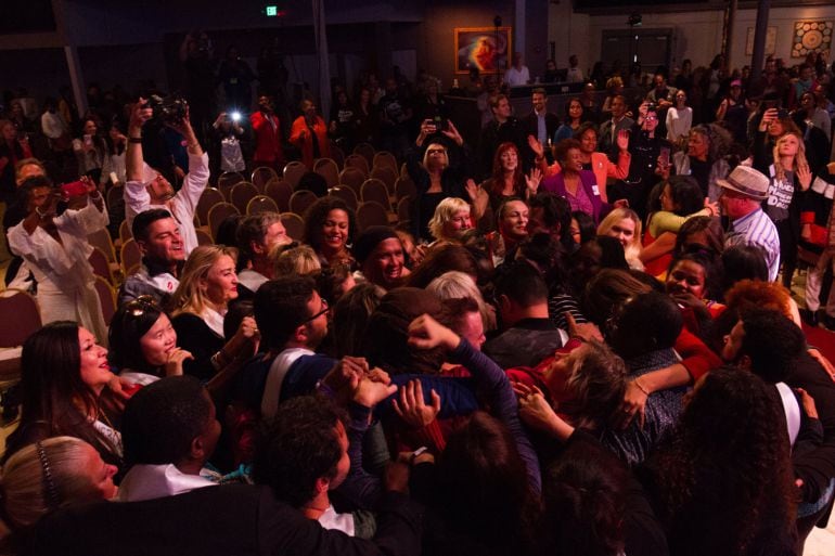 Representantes de mas de 42 países intentaron romper el record Guinness del &quot;Abrazo colectivo con mas personas de diferentes nacionalidades&quot;.