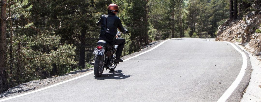 Imatge d'una persona durant la marxa moto-turística.
