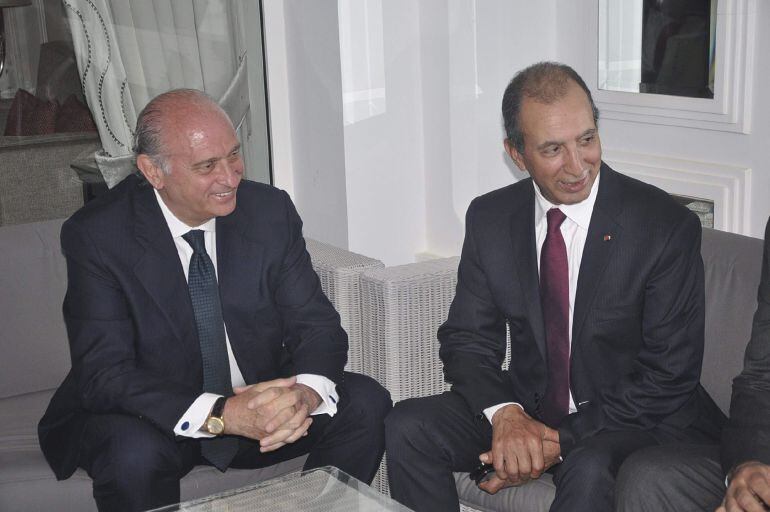 GRA595. TANGER, 03/05/2015.- El ministro del interior Jorge Fernández Díaz (i), y su homólogo marroquí, Mohamed Hassad, durante la reunión que han mantenido hoy en Tánger, donde tratarán temas sobre la inmigranción, la lucha contra el terrorismo y el narc