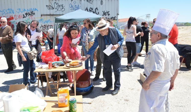 Un jurado especializado se encarga de valorar la calidad de las calderetas participantes en el concurso del Parque de la Marina