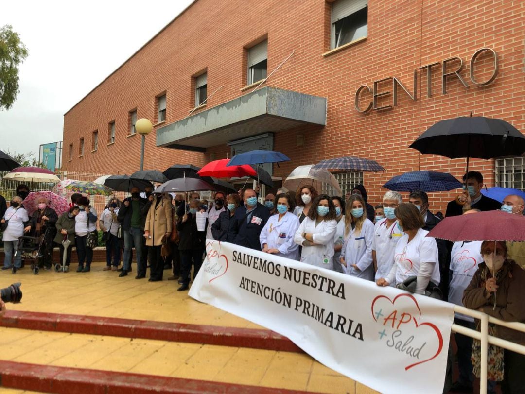 Protesta de la Marea Blanca en el Centro de Salud de El Carmen, en Murcia
