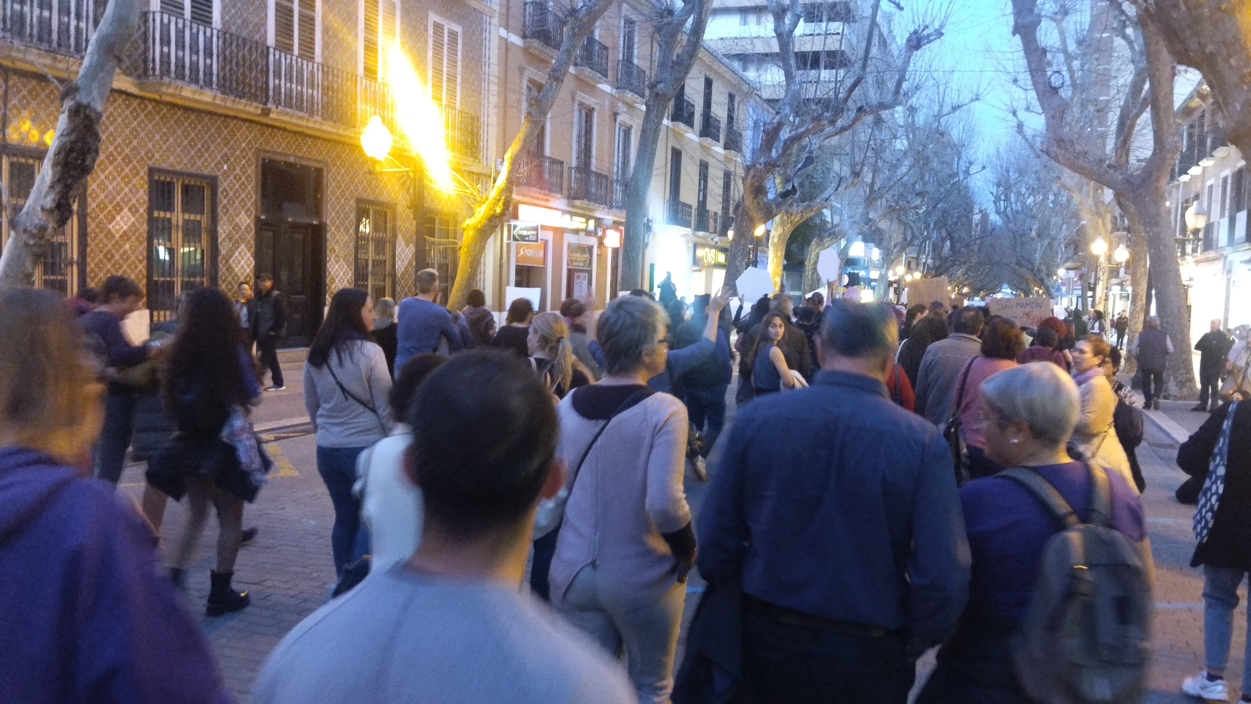 Participantes en la caminata reivindicativa por el 8M, en Dénia.