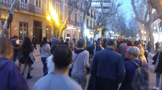 Participantes en la caminata reivindicativa por el 8M, en Dénia.