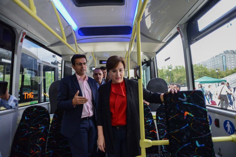 El alcalde de Granada, Paco Cuenca, y la delegada del Gobierno de la Junta, Sandra García, en los nuevos autobuses metropolitanos adaptados