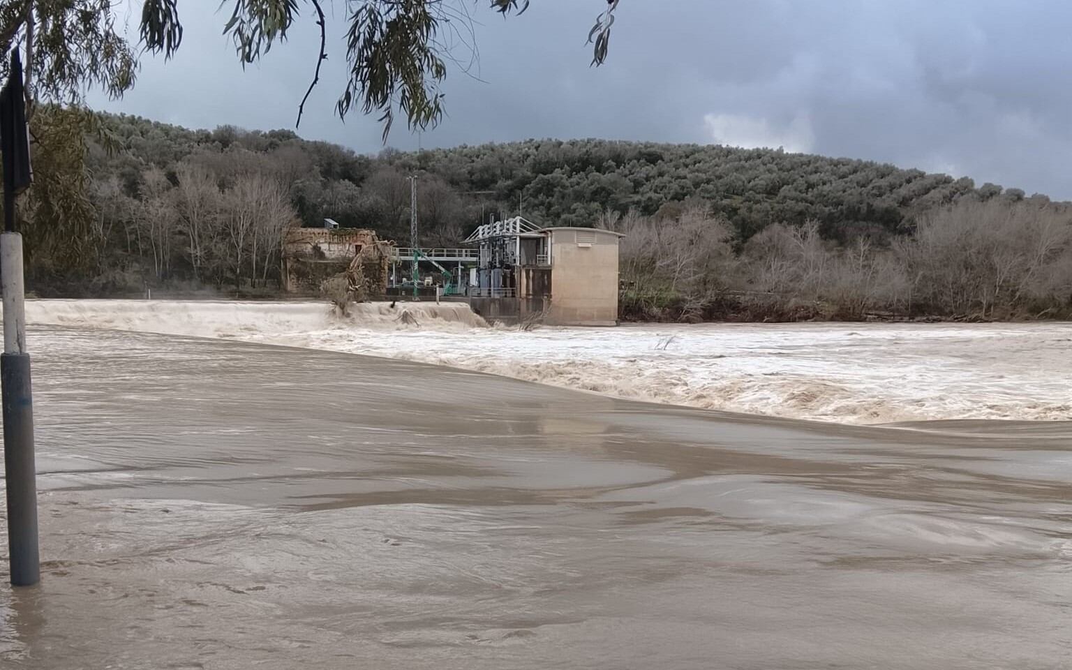 Río Guadalquivir a su paso por el Azud de Alcolea en Córdoba