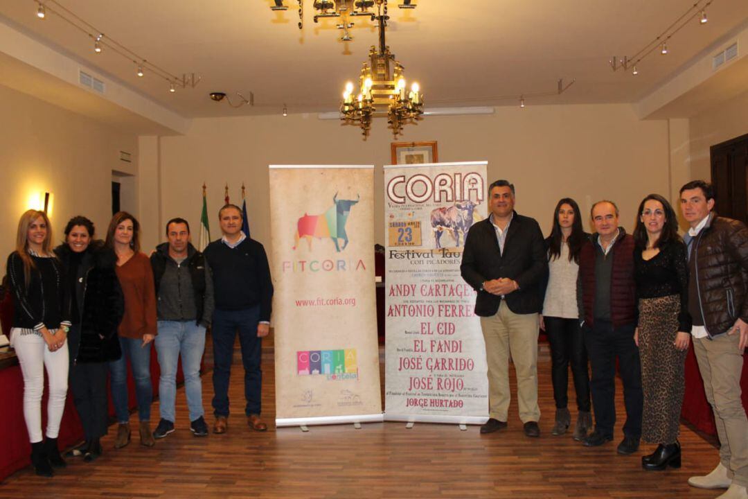 El alcalde de Coria, junto a representantes municipales y del mundo del toro en la presentación de la FITCORIA 2019