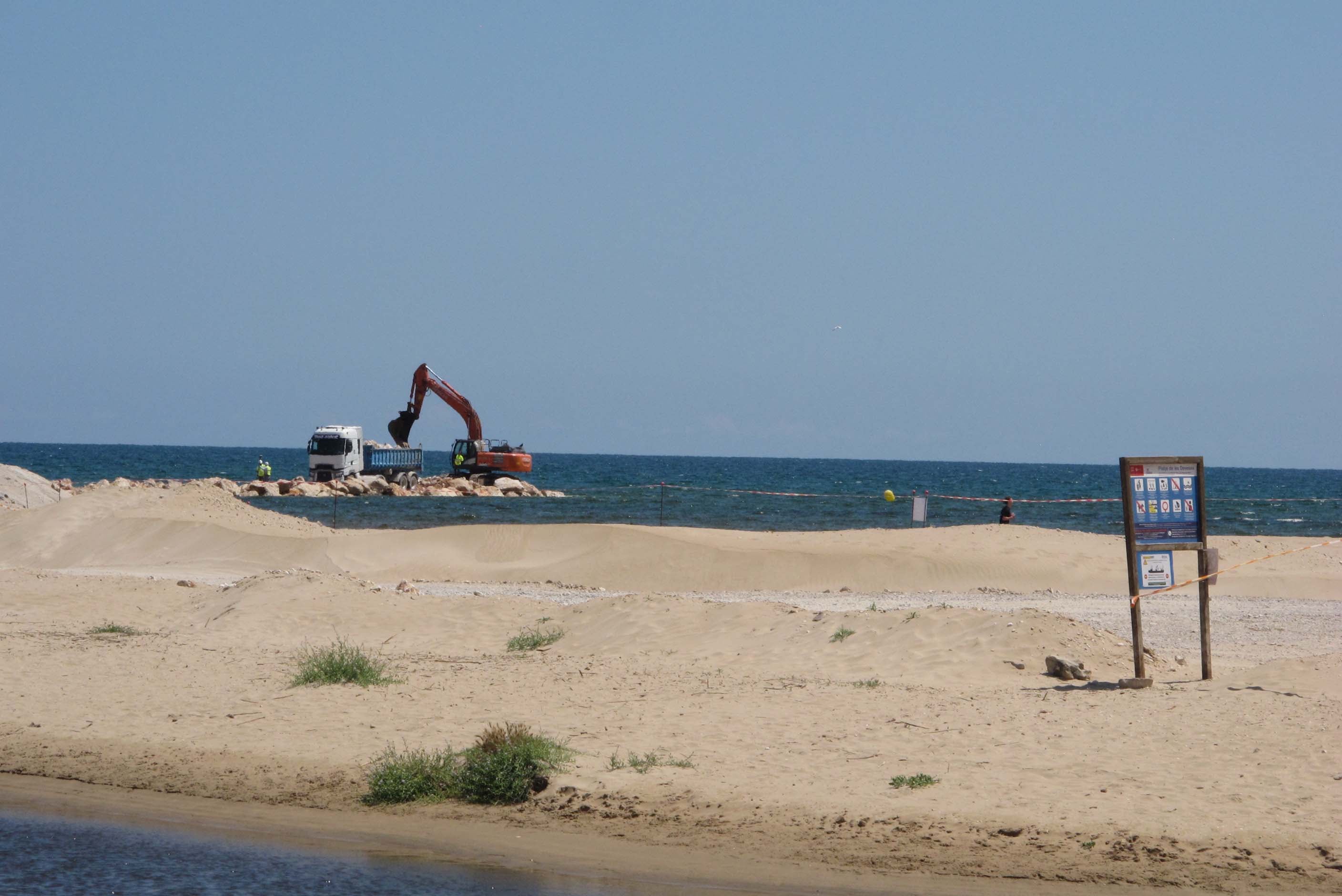 Obras de regeneración en la playa de Les Deveses de Dénia