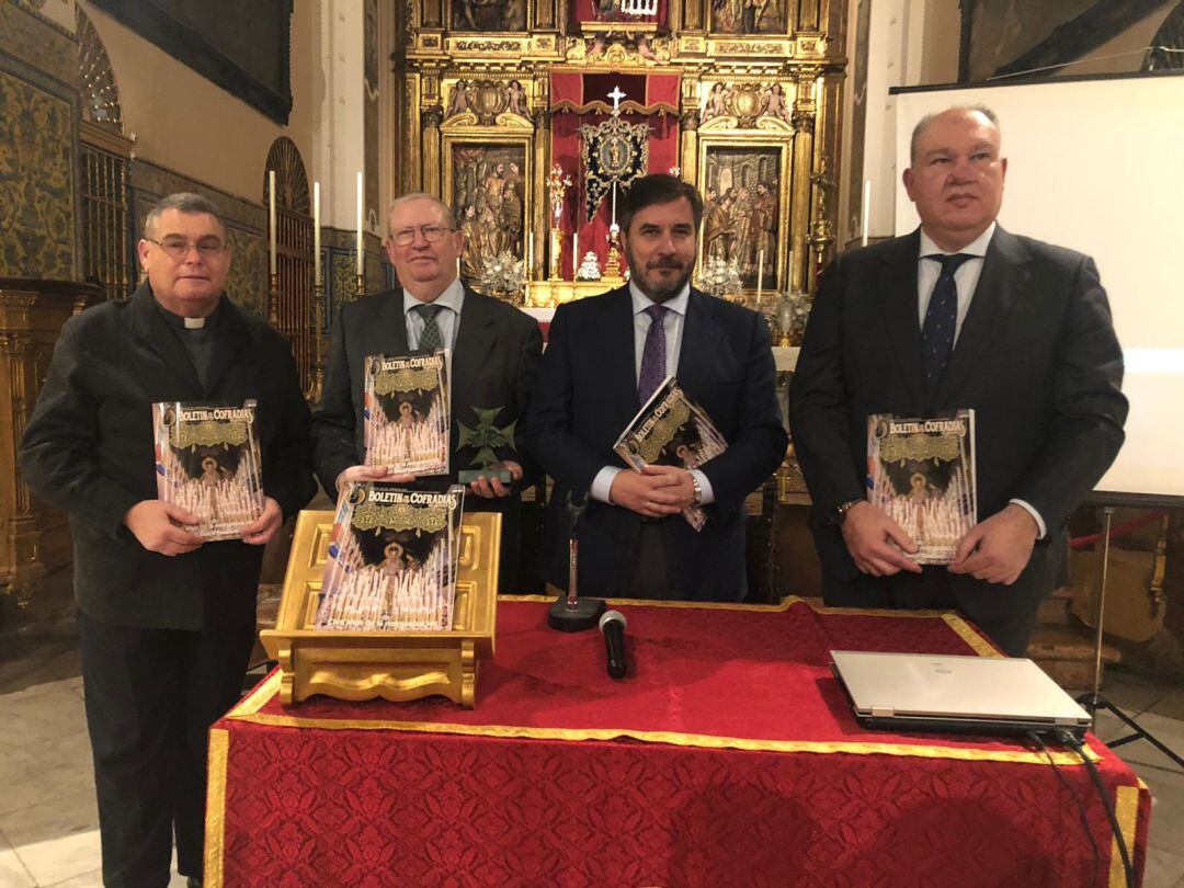 De izquierda a derecha, el párroco de San Lorenzo, Francisco de los Reyes Rodríguez López; el presidente del Consejo de Cofradías, Francisco Vélez de Luna; el hermano mayor del Dulce Nombre, Manuel Casal del Cuvillo; y el director del Boletín de las Cofradías, Rafael Jiménez Sampedro