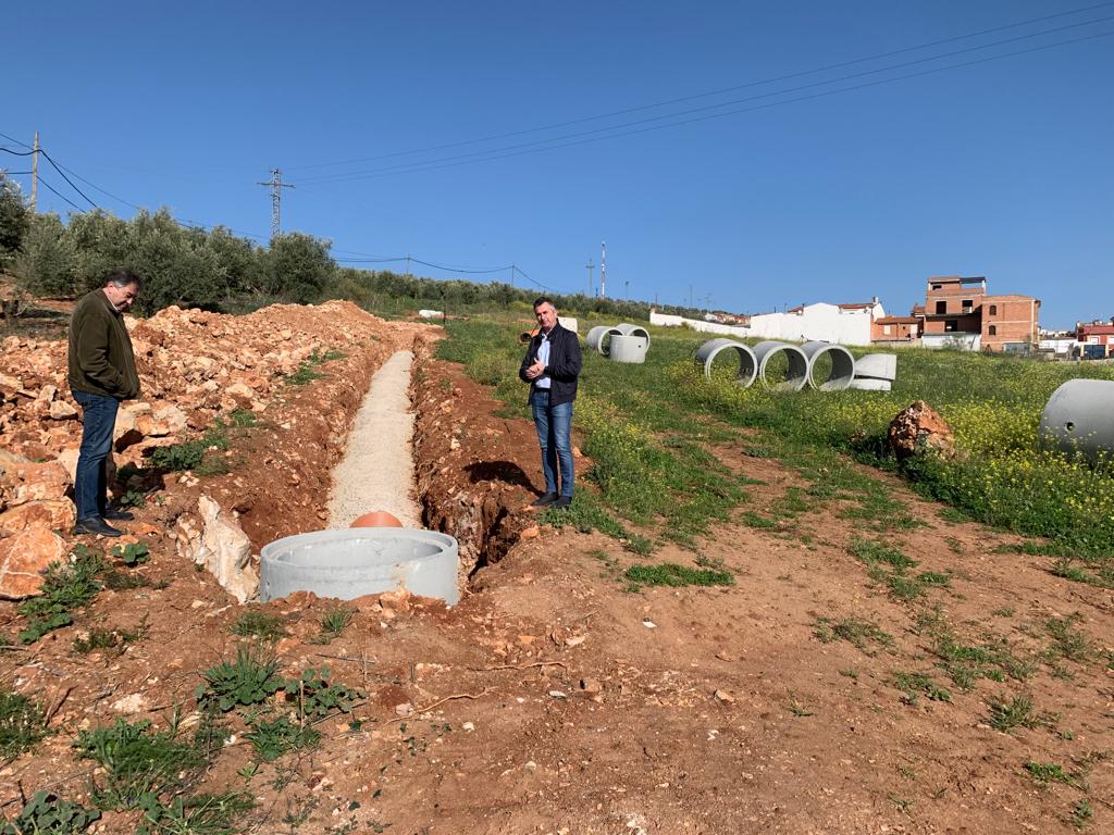 El diputado de Infraestructuras Municipales de Jaén, José Luis Agea, junto al alcalde, Joaquín Requena, durante una visita a Navas de San Juan